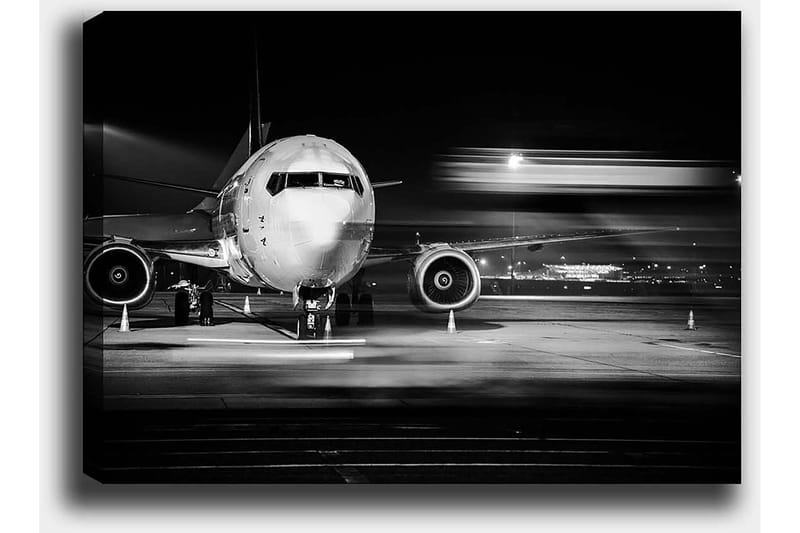 Canvastavla 70x100 cm - Svartvit bild av ett flygplan på en flygplats under natten - Svart / Vitt / Grått - Inredning - Tavlor & konst - Canvastavlor