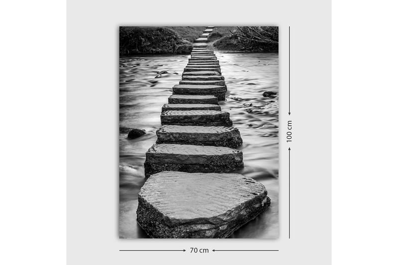 Canvastavla 70x100 cm - Svartvit bild av stenar som bildar en väg över vattenytan - Svart / Vitt / Grått - Inredning - Tavlor & konst - Canvastavlor
