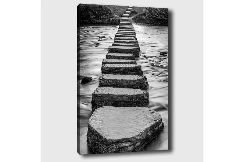 Canvastavla 70x100 cm - Svartvit bild av stenar som bildar en väg över vattenytan - Svart / Vitt / Grått - Inredning - Tavlor & konst - Canvastavlor