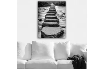 Canvastavla 70x100 cm - Svartvit bild av stenar som bildar en väg över vattenytan - Svart / Vitt / Grått - Inredning - Tavlor & konst - Canvastavlor
