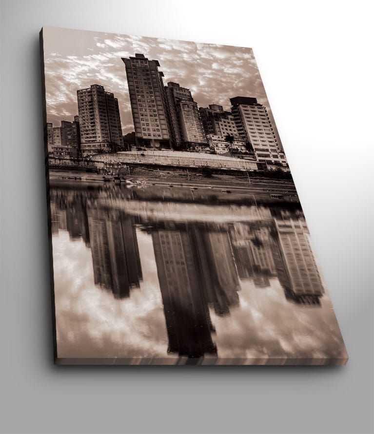 Canvastavla 70x100 cm - Svartvit stadssilhuett med höga byggnader reflekterade i vattnet - Svart / Vitt / Grått - Inredning - Tavlor & konst - Canvastavlor