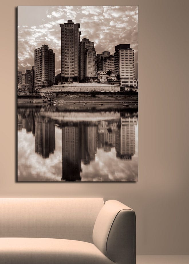 Canvastavla 70x100 cm - Svartvit stadssilhuett med höga byggnader reflekterade i vattnet - Svart / Vitt / Grått - Inredning - Tavlor & konst - Canvastavlor