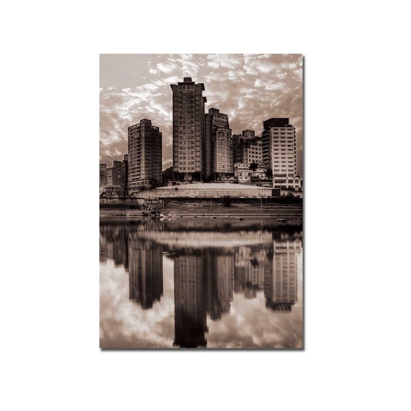 Canvastavla 70x100 cm - Svartvit stadssilhuett med höga byggnader reflekterade i vattnet - Svart / Vitt / Grått - Inredning - Tavlor & konst - Canvastavlor