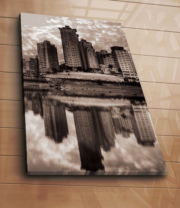 Canvastavla 70x100 cm - Svartvit stadssilhuett med höga byggnader reflekterade i vattnet - Svart / Vitt / Grått - Inredning - Tavlor & konst - Canvastavlor