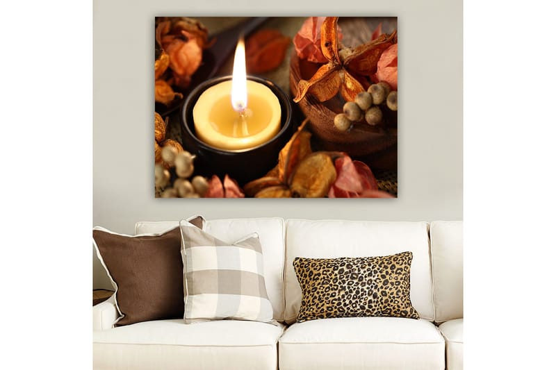 Canvastavla 70x100 cm - Tänd ljuslykta omgiven av torra blommor och fröer - Gul / Orange / Brun - Inredning - Tavlor & konst - Canvastavlor