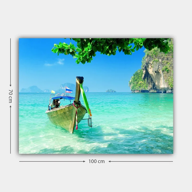 Canvastavla 70x100 cm - Traditionell båt vid en klarblå strand med grönskande klippor i bakgrunden - Turkos / Grön / Blå - Inredning - Tavlor & konst - Canvastavlor