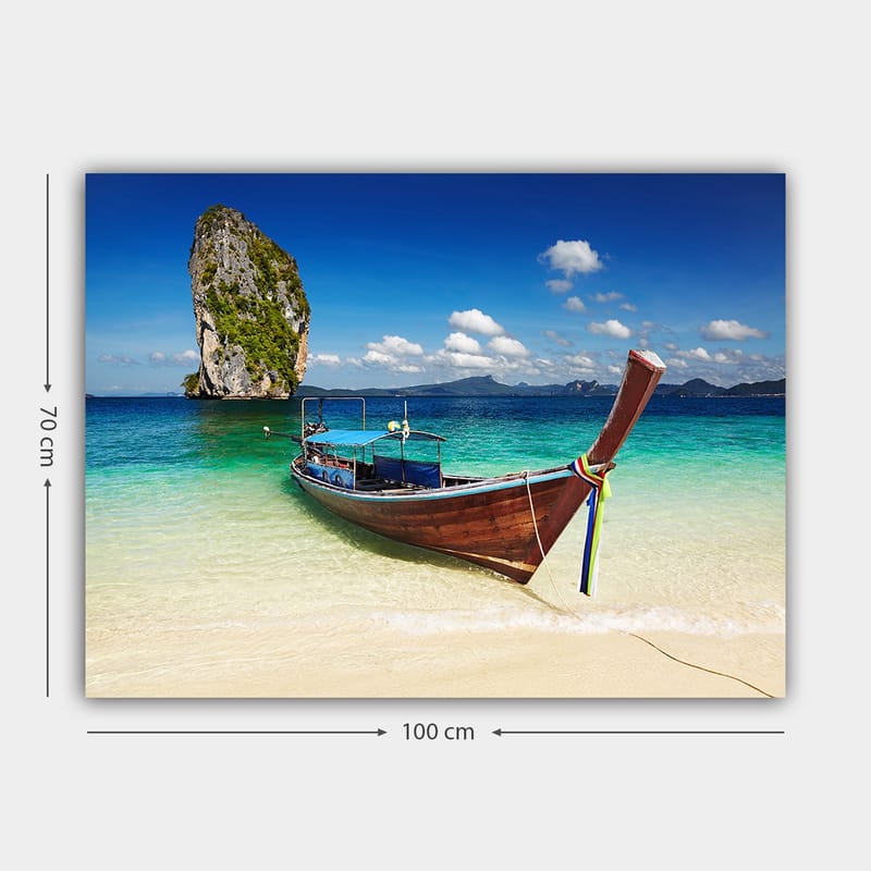 Canvastavla 70x100 cm - Traditionell båt vid en tropisk strand med klippformationer i bakgrunden - Blå / Grön / Brun - Inredning - Tavlor & konst - Canvastavlor