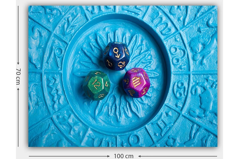 Canvastavla 70x100 cm - Tre färgglada tärningar placerade på en blå bakgrund med ett mönster - Blå / Grön / Lila - Inredning - Tavlor & konst - Canvastavlor