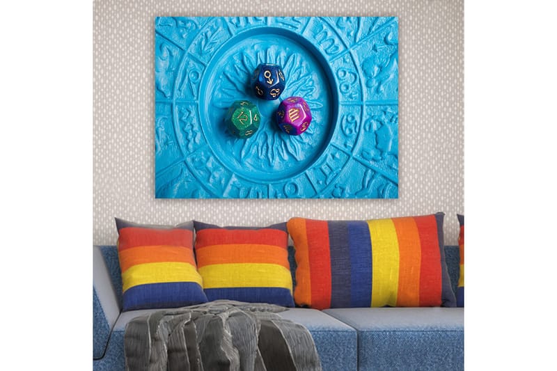 Canvastavla 70x100 cm - Tre färgglada tärningar placerade på en blå bakgrund med ett mönster - Blå / Grön / Lila - Inredning - Tavlor & konst - Canvastavlor