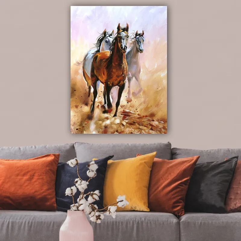 Canvastavla 70x100 cm - Tre hästar som galopperar framåt i en dynamisk rörelse - Brun / Vit / Beige - Inredning - Tavlor & konst - Canvastavlor
