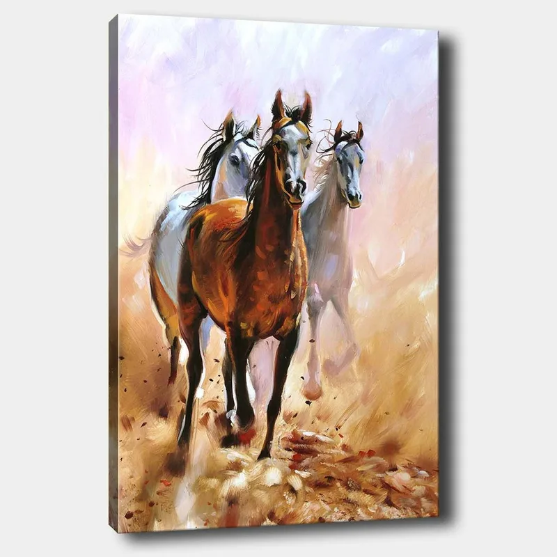 Canvastavla 70x100 cm - Tre hästar som galopperar framåt i en dynamisk rörelse, Brun / Vit / Beige