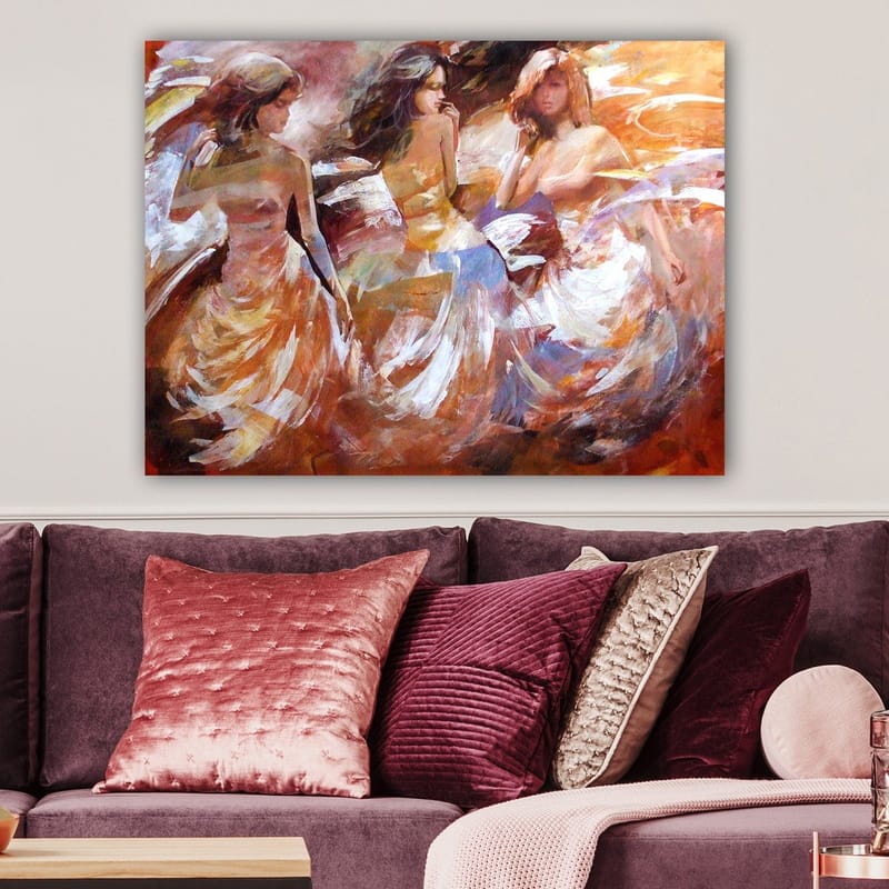 Canvastavla 70x100 cm - Tre kvinnor i flödande klänningar som dansar, fångade i en dynamisk rörelse - Orange / Vit / Beige - Inredning - Tavlor & konst - Canvastavlor