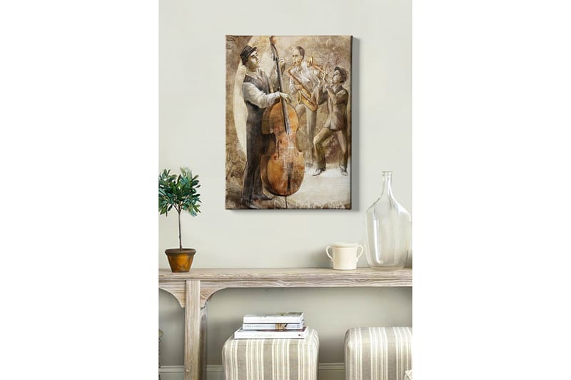 Canvastavla 70x100 cm - Tre musiker som spelar jazz, med en kontrabas i fokus, Brun / Beige / Vit