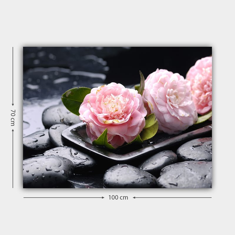 Canvastavla 70x100 cm - Tre rosa blommor på en platta med svarta stenar och droppar av vatten - Rosa / Svart / Grön - Inredning - Tavlor & konst - Canvastavlor