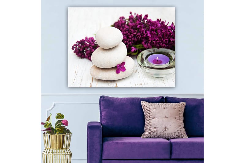 Canvastavla 70x100 cm - Tre staplade stenar med en lila blomma och ett doftljus i en lugn och harmonisk komposition - Ljusgrå / Lila - Inredning - Tavlor & konst - Canvastavlor