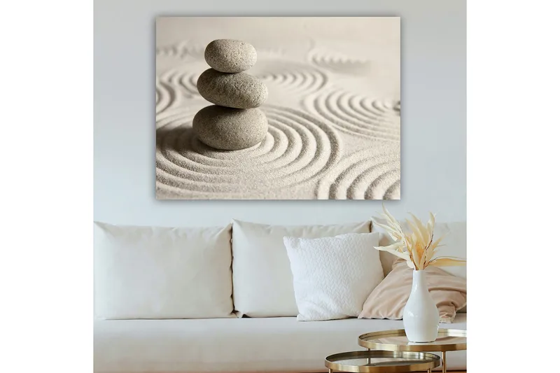 Canvastavla 70x100 cm - Tre staplade stenar på en sandyta med vågiga mönster - Grå / Beige - Inredning - Tavlor & konst - Canvastavlor