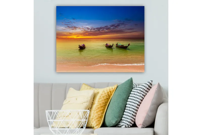 Canvastavla 70x100 cm - Tre traditionella båtar som ligger vid en strand under en färgstark solnedgång - Blå / Orange / Grön - Inredning - Tavlor & konst - Canvastavlor