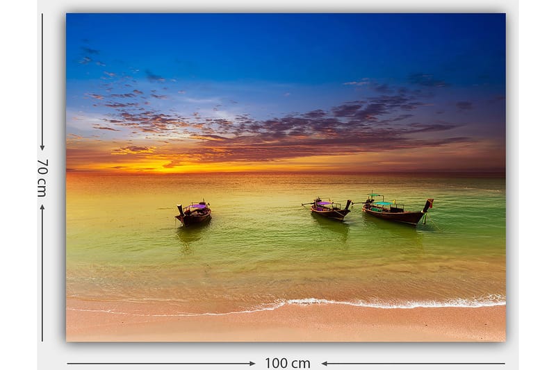 Canvastavla 70x100 cm - Tre traditionella båtar som ligger vid en strand under en färgstark solnedgång - Blå / Orange / Grön - Inredning - Tavlor & konst - Canvastavlor