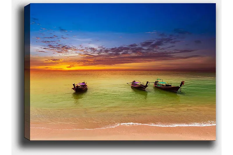 Canvastavla 70x100 cm - Tre traditionella båtar som ligger vid en strand under en färgstark solnedgång - Blå / Orange / Grön - Inredning - Tavlor & konst - Canvastavlor