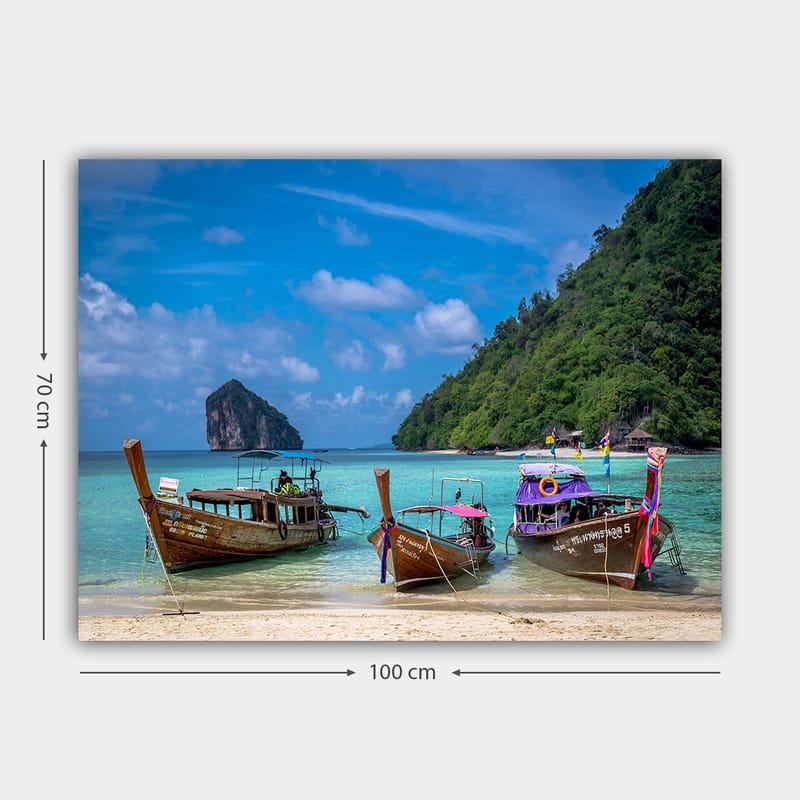 Canvastavla 70x100 cm - Tre traditionella långbåtar vid en strand med en klippig ö i bakgrunden - Brun / Turkos / Grön - Inredning - Tavlor & konst - Canvastavlor