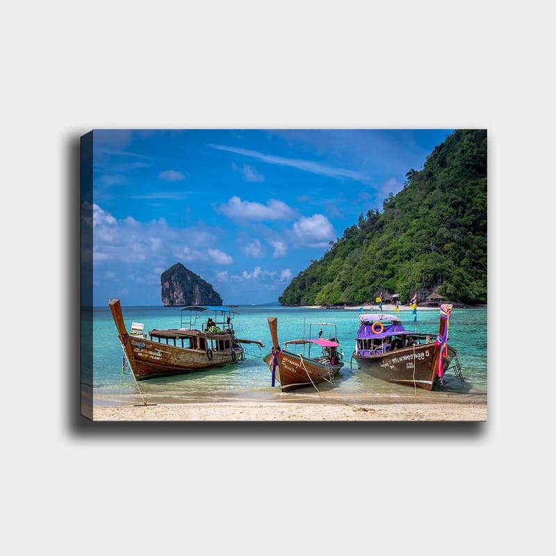 Canvastavla 70x100 cm - Tre traditionella långbåtar vid en strand med en klippig ö i bakgrunden, Brun / Turkos / Grön