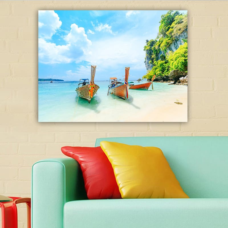 Canvastavla 70x100 cm - Tre traditionella thailändska båtar vid en vacker strand med klart vatten och grönskande klippor i bakgrunden - Blå / Grön / Orange - Inredning - Tavlor & konst - Canvastavlor