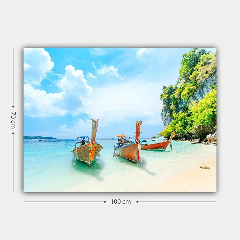 Canvastavla 70x100 cm - Tre traditionella thailändska båtar vid en vacker strand med klart vatten och grönskande klippor i bakgrunden - Blå / Grön / Orange - Inredning - Tavlor & konst - Canvastavlor