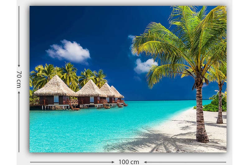 Canvastavla 70x100 cm - Tropisk strand med bungalower och palmer vid klart turkost vatten - Turkos / Grön / Beige - Inredning - Tavlor & konst - Canvastavlor