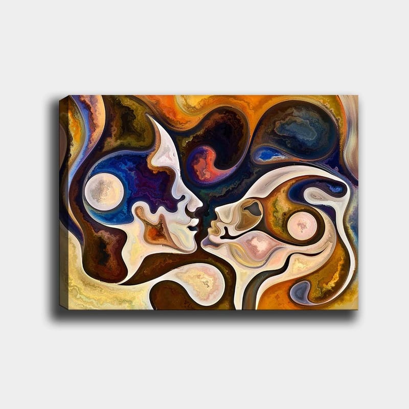 Canvastavla 70x100 cm - Två ansikten som möts i en intim kyss, omgivna av abstrakta former och färger - Mörkblå / Brunt / Beige - Inredning - Tavlor & konst - Canvastavlor