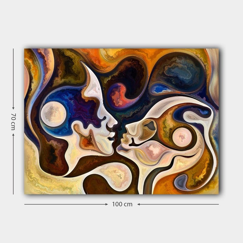 Canvastavla 70x100 cm - Två ansikten som möts i en intim kyss, omgivna av abstrakta former och färger - Mörkblå / Brunt / Beige - Inredning - Tavlor & konst - Canvastavlor