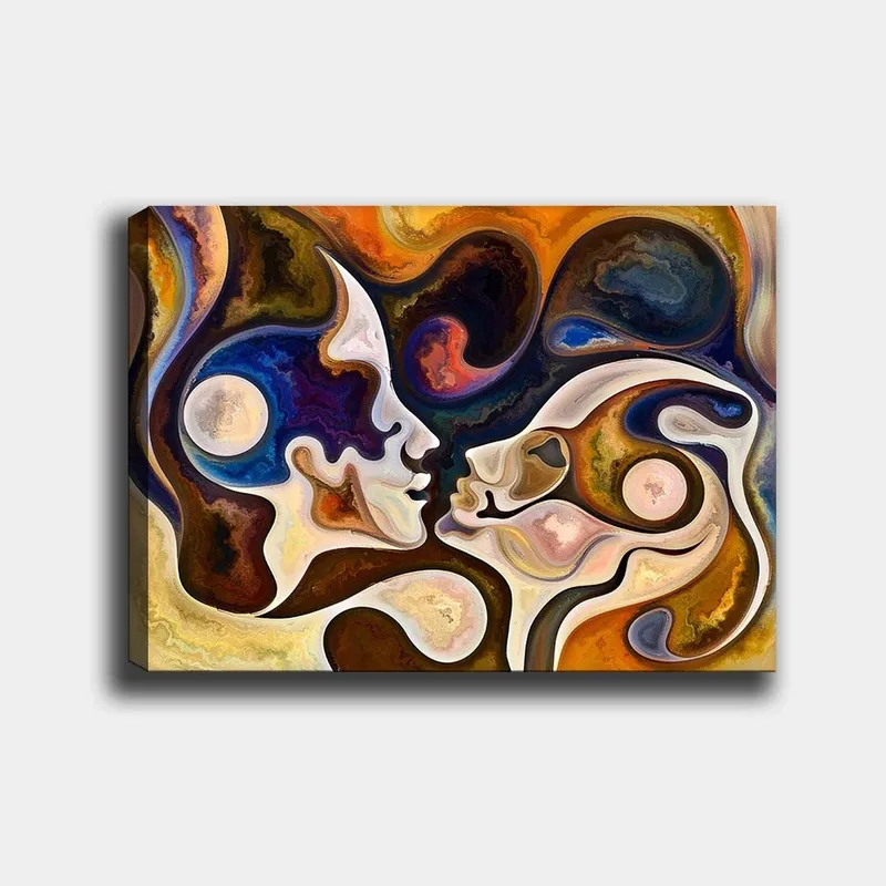 Canvastavla 70x100 cm - Två ansikten som möts i en intim kyss, omgivna av abstrakta former och färger - Mörkblå / Brunt / Beige - Inredning - Tavlor & konst - Canvastavlor