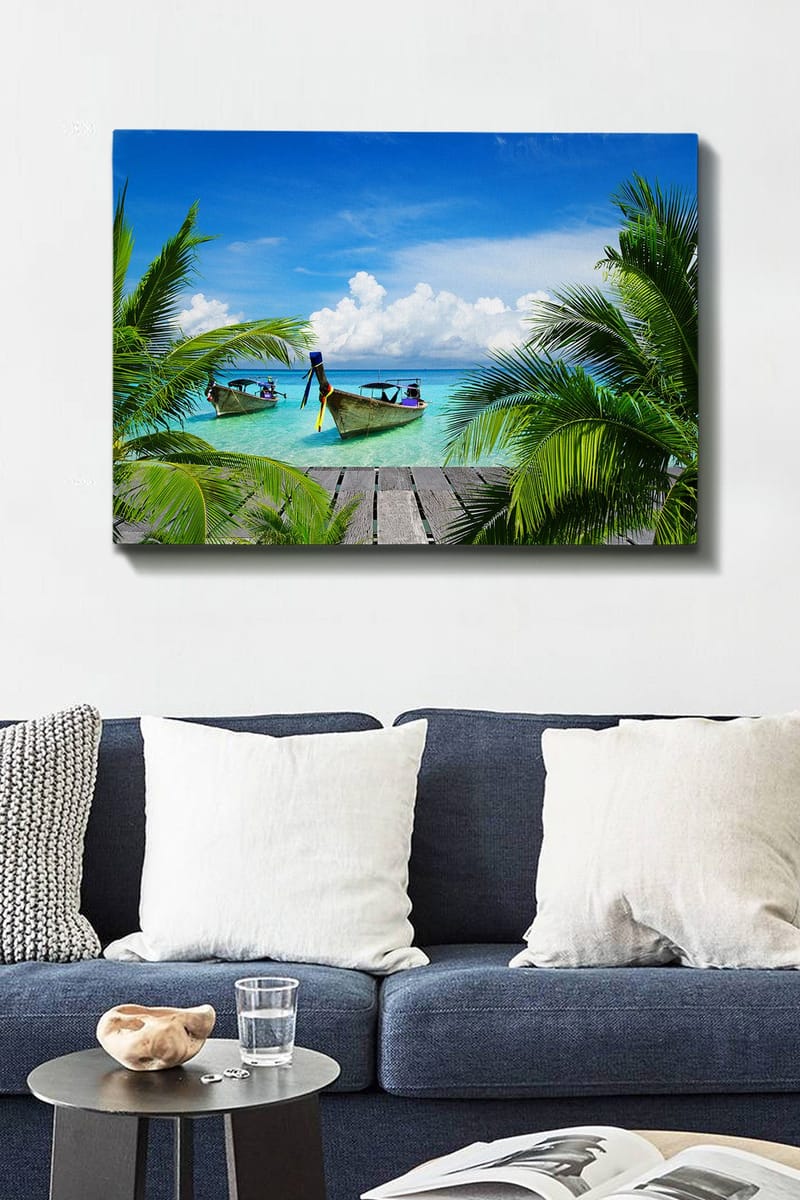 Canvastavla 70x100 cm - Två båtar i klart turkost vatten omgivna av palmer och en träbrygga - Turkos / Grön / Blå - Inredning - Tavlor & konst - Canvastavlor