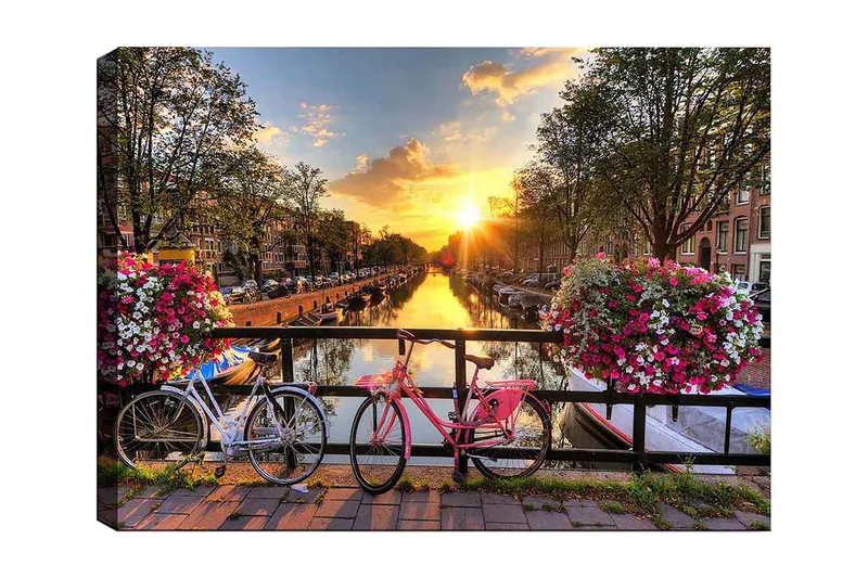 Canvastavla 70x100 cm - Två cyklar i en pittoresk kanalmiljö med blommor och solnedgång - Rosa / Vit / Grön - Inredning - Tavlor & konst - Canvastavlor