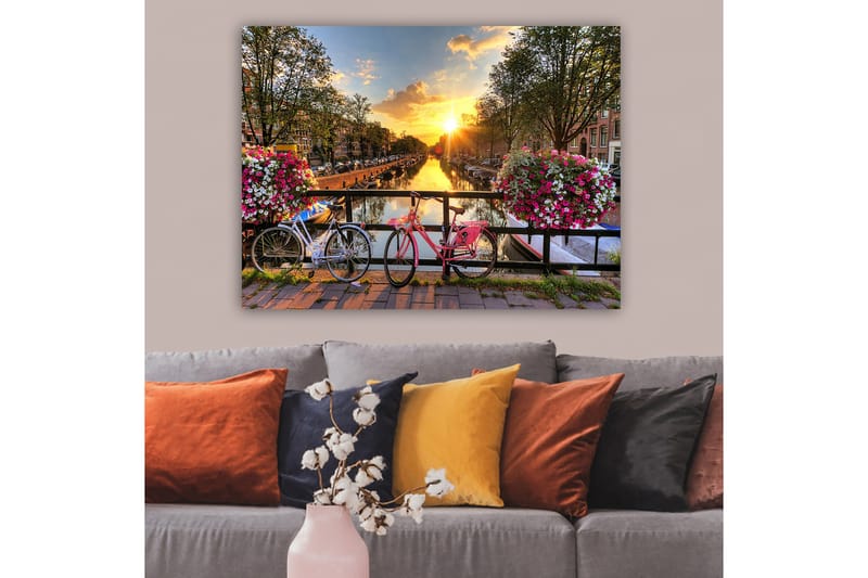 Canvastavla 70x100 cm - Två cyklar i en pittoresk kanalmiljö med blommor och solnedgång - Rosa / Vit / Grön - Inredning - Tavlor & konst - Canvastavlor