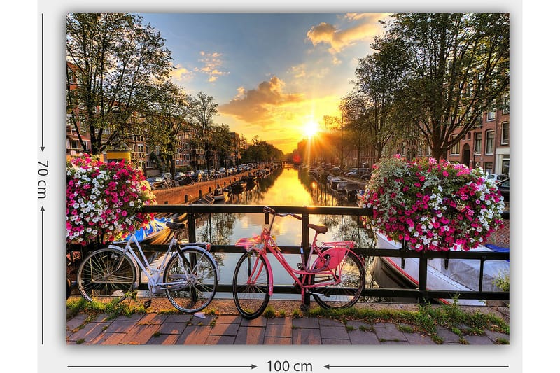 Canvastavla 70x100 cm - Två cyklar i en pittoresk kanalmiljö med blommor och solnedgång - Rosa / Vit / Grön - Inredning - Tavlor & konst - Canvastavlor