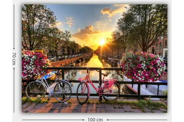 Canvastavla 70x100 cm - Två cyklar i en pittoresk kanalmiljö med blommor och solnedgång - Rosa / Vit / Grön - Inredning - Tavlor & konst - Canvastavlor