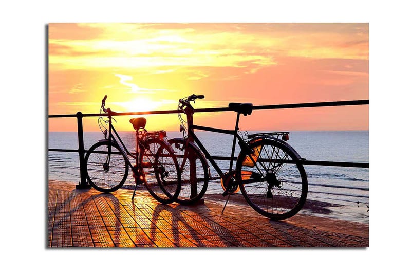 Canvastavla 70x100 cm - Två cyklar som står på en brygga vid solnedgången över havet - Orange / Svart / Gult - Inredning - Tavlor & konst - Canvastavlor