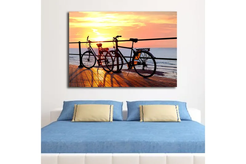 Canvastavla 70x100 cm - Två cyklar som står på en brygga vid solnedgången över havet - Orange / Svart / Gult - Inredning - Tavlor & konst - Canvastavlor