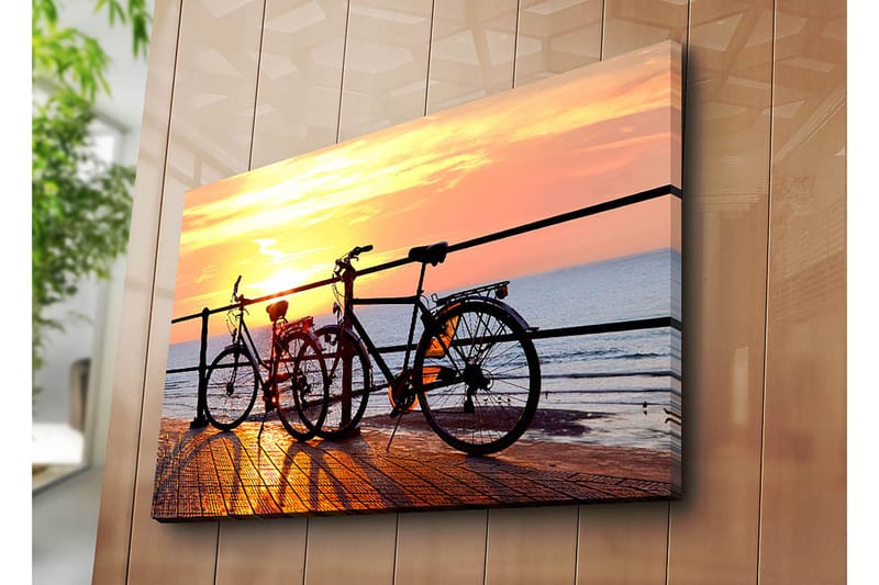 Canvastavla 70x100 cm - Två cyklar som står på en brygga vid solnedgången över havet - Orange / Svart / Gult - Inredning - Tavlor & konst - Canvastavlor