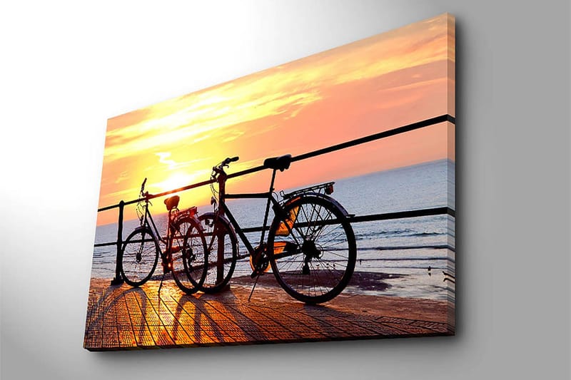 Canvastavla 70x100 cm - Två cyklar som står på en brygga vid solnedgången över havet - Orange / Svart / Gult - Inredning - Tavlor & konst - Canvastavlor