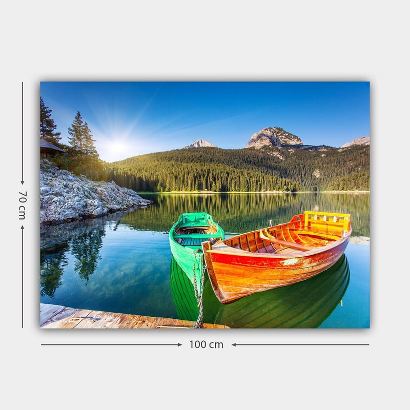 Canvastavla 70x100 cm - Två färgglada båtar ligger stilla vid en spegelblanka sjö omgiven av grönskande berg - Grön / Orange / Blå - Inredning - Tavlor & konst - Canvastavlor