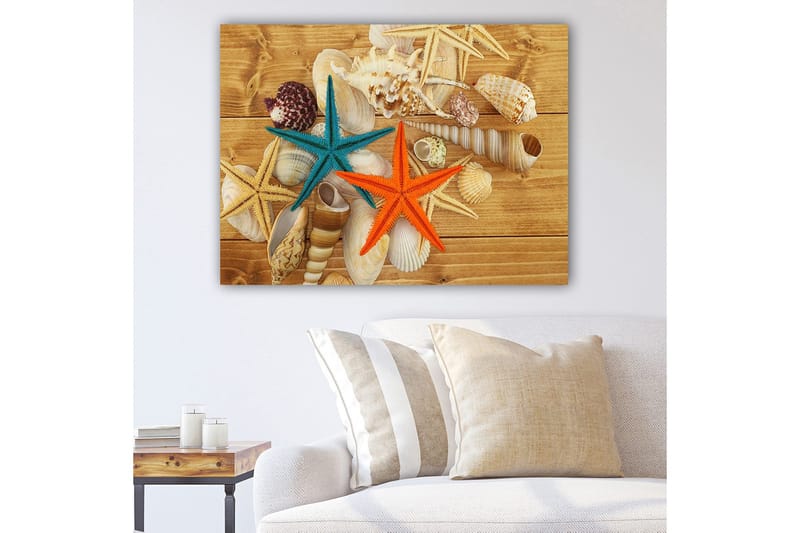 Canvastavla 70x100 cm - Två färgglada sjöstjärnor i orange och turkos bland snäckor på en träyta, Turkos / Orange / Beige