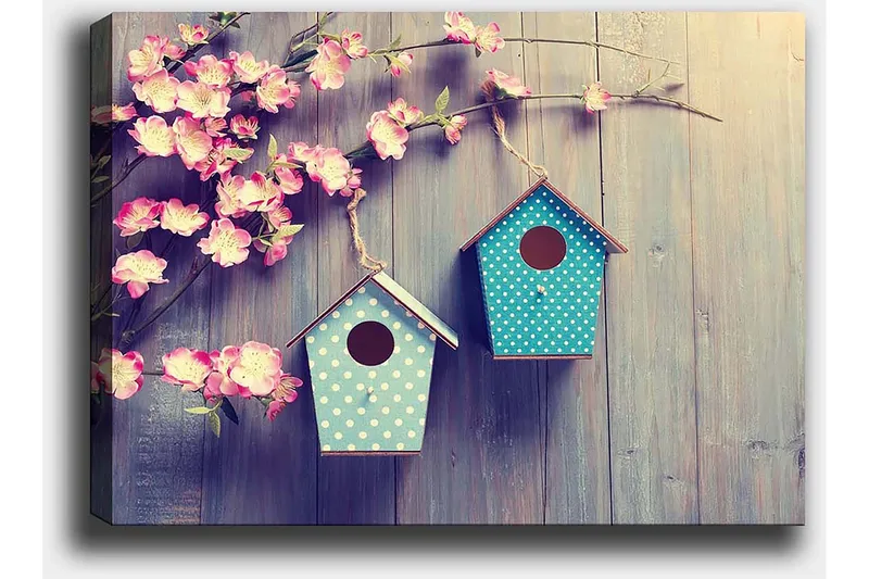 Canvastavla 70x100 cm - Två fågelholkar hängande på en gren med blommor i bakgrunden - Rosa / Turkos - Inredning - Tavlor & konst - Canvastavlor