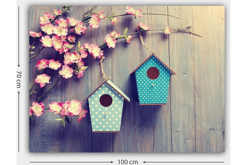 Canvastavla 70x100 cm - Två fågelholkar hängande på en gren med blommor i bakgrunden - Rosa / Turkos - Inredning - Tavlor & konst - Canvastavlor