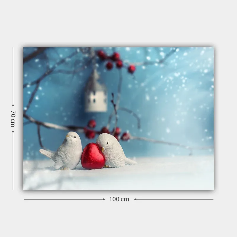 Canvastavla 70x100 cm - Två fåglar som håller ett rött hjärta tillsammans i en vintrig miljö - Vit / Röd / Blå - Inredning - Tavlor & konst - Canvastavlor