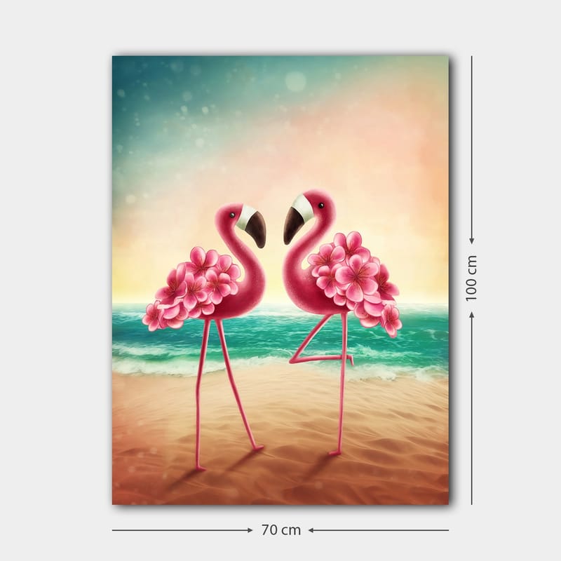 Canvastavla 70x100 cm - Två flamingos med blommor som står på en strand vid havet - Rosa / Turkos / Beige - Inredning - Tavlor & konst - Canvastavlor