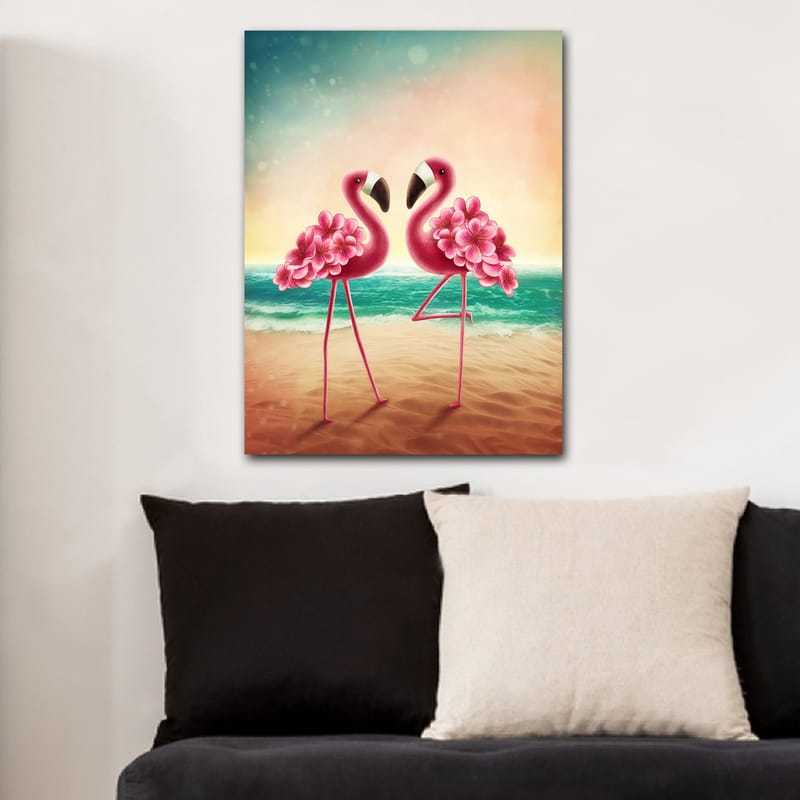Canvastavla 70x100 cm - Två flamingos med blommor som står på en strand vid havet - Rosa / Turkos / Beige - Inredning - Tavlor & konst - Canvastavlor