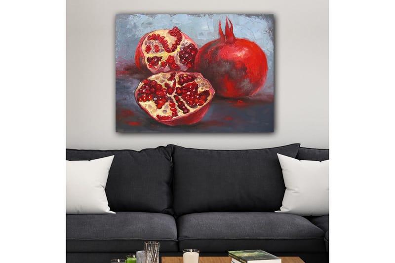 Canvastavla 70x100 cm - Två granatäpplen, ett helt och ett delat, som visar sina saftiga kärnor - Röd / Beige - Inredning - Tavlor & konst - Canvastavlor