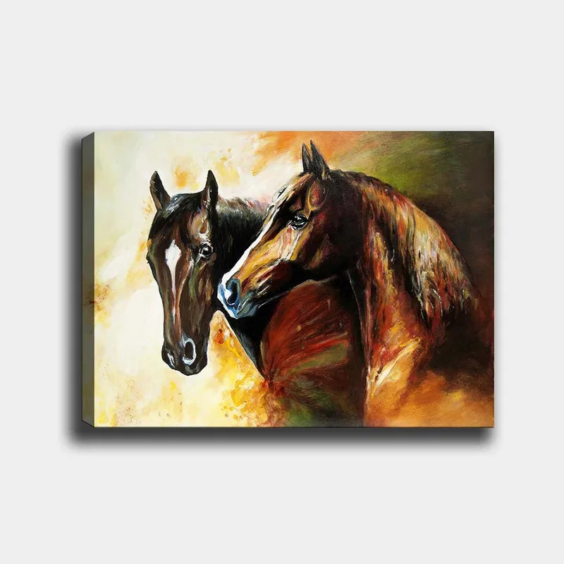 Canvastavla 70x100 cm - Två hästar som står nära varandra, fångade i en dynamisk och livfull komposition - Mörkbrun / Ljusbrun / Orange - Inredning - Tavlor & konst - Canvastavlor