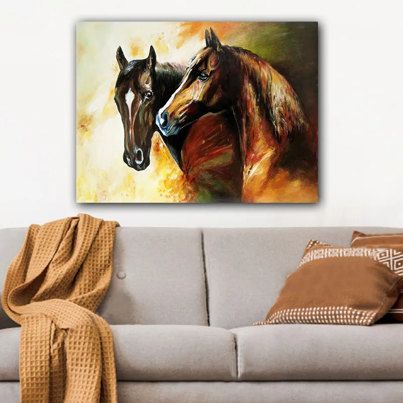 Canvastavla 70x100 cm - Två hästar som står nära varandra, fångade i en dynamisk och livfull komposition - Mörkbrun / Ljusbrun / Orange - Inredning - Tavlor & konst - Canvastavlor